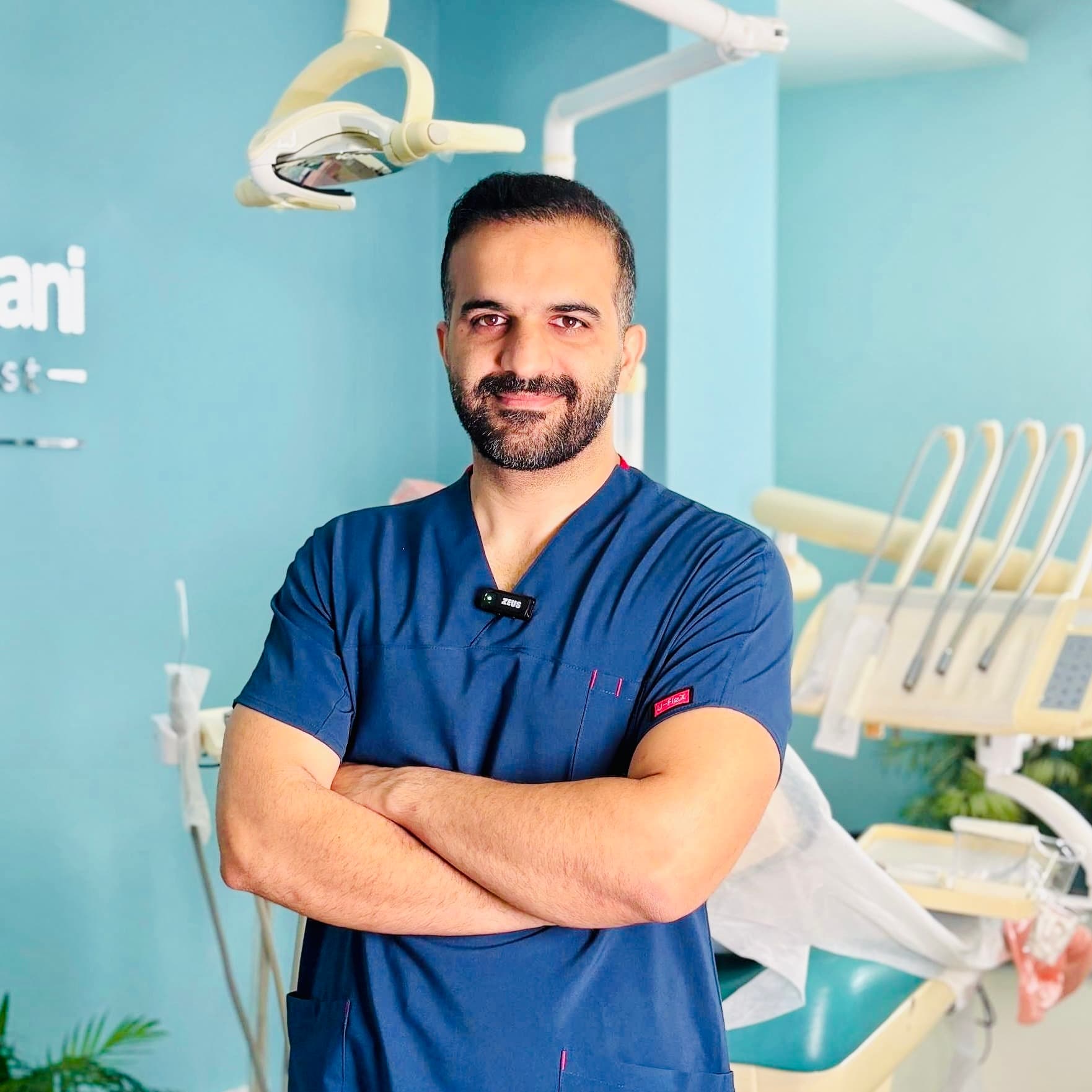 دکتر عقیل رحمانی، متخصص ارتودنسی، در اتاق درمان کلینیک